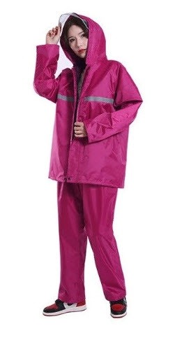 ชุดกันฝน เสื้อ กางเกง หมวกพร้อมที่กันแดด PVC เนื้อผ้าคุณภาพอย่างดี มีแถบสีสะท้อนแสง – สีชมพู