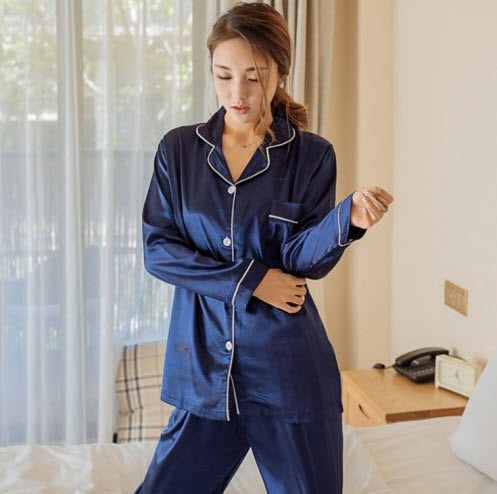 ชุดนอนผู้หญิง เสื้อแขนยาว + กางเกงขายาว Korean V-neck silk - สีกรมท่า